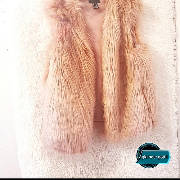 No brand . Jackets & Blazers - 🐍Stunning faux fur vest